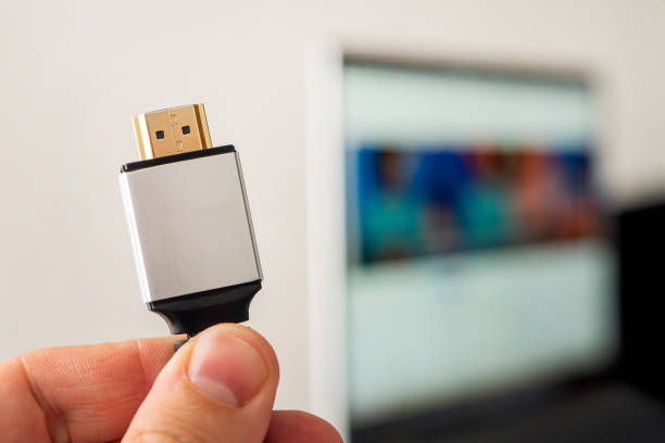 linha hdmi conectando o sistema de áudio e vídeo do notebook ao projetor de tv. transmissão de sinal de alta velocidade de 8k. cabo de sinal de alta qualidade para trabalho profissional. tecnologia - commercial dock audio - fotografias e filmes do acervo