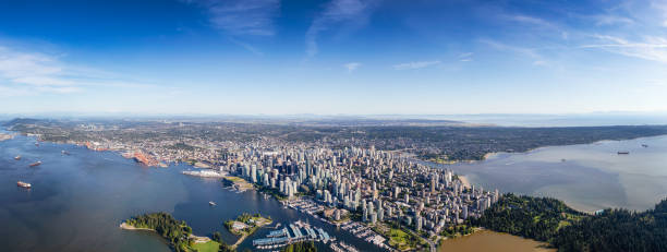 centrala vancouver, british columbia, kanada. panoramautsikt över antennen - burrard inlet bildbanksfoton och bilder