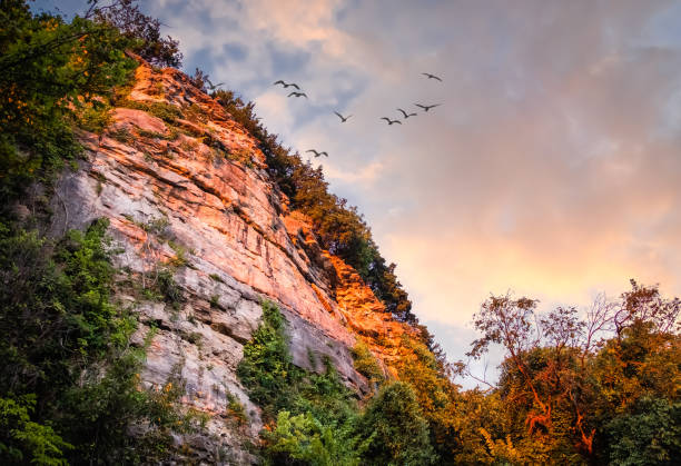река миссури блефует на закате птиц - откос стоковые фото и изображения