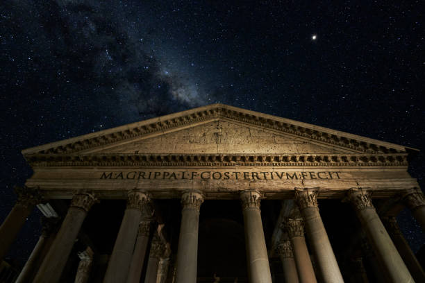 le panthéon d’agrippa et la voie lactée à rome la nuit - architecture italian culture pantheon rome church photos et images de collection