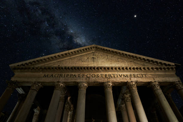 agrippa pantheon e la via lattea a roma di notte - rome italy travel traditional culture foto e immagini stock