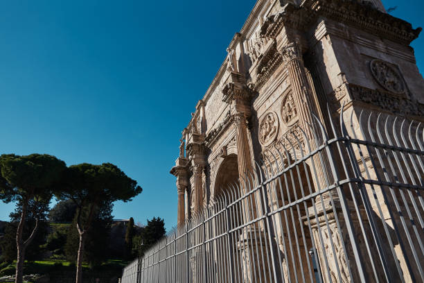 arc de constantin à rome par une journée ensoleillée - gladiator rome italy sunlight photos et images de collection