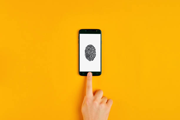 main masculine appuyant sur le bouton de smartphone avec l’icône de balayage d’empreinte digitale sur le sceen - touchpad fingerprint touching human finger photos et images de collection