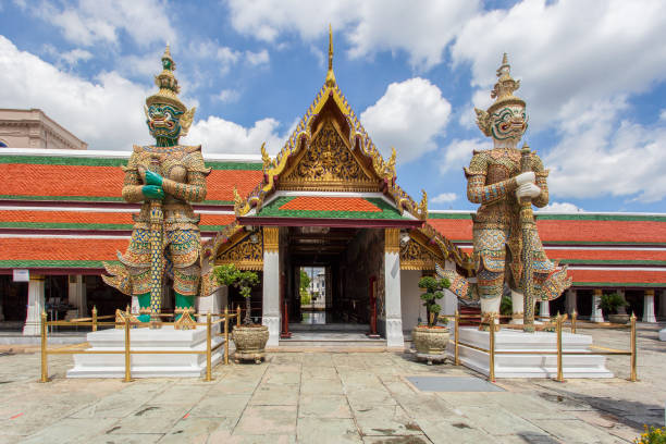 wat phra kaew ancient temple and grand palace in bangkok. - gold pagoda temple synagogue imagens e fotografias de stock