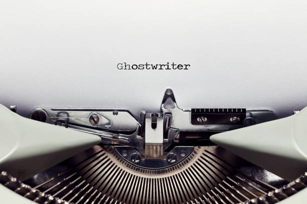 la palabra escritor fantasma mecanografiado en el papel con una máquina de escribir vintage - author single word photography concepts and ideas fotografías e imágenes de stock