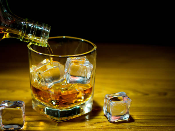 idée de concept de photographie de faible luminosité du whisky - patron tequila photos et images de collection