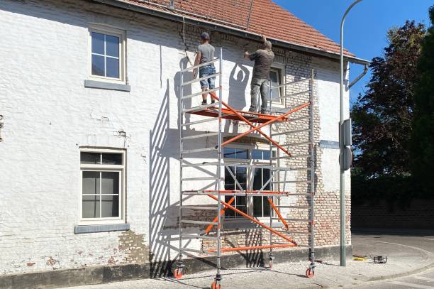 restaurierung einer monumentalen fassade - restoring house scaffolding history stock-fotos und bilder