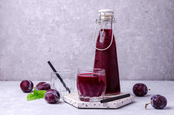 sok z czerwonej śliwki w szklance - plum fruit organic food and drink zdjęcia i obrazy z banku zdjęć