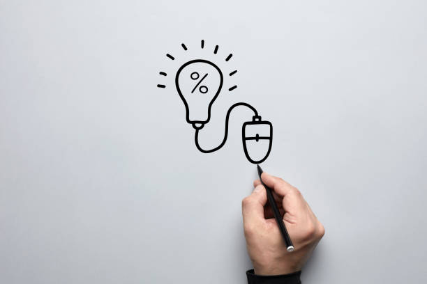 strategia di marketing pay per click (ppc) o concetto di modello di business. disegno a mano maschile di un mouse del computer collegato a una lampadina con icona percentuale di condivisione. - inspiration ideas light bulb computer mouse foto e immagini stock