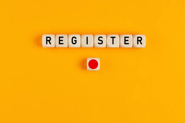 la palabra registro escrito en cubos de madera con un botón sobre fondo amarillo. concepto de registro en línea. - letterpress special wood text fotografías e imágenes de stock
