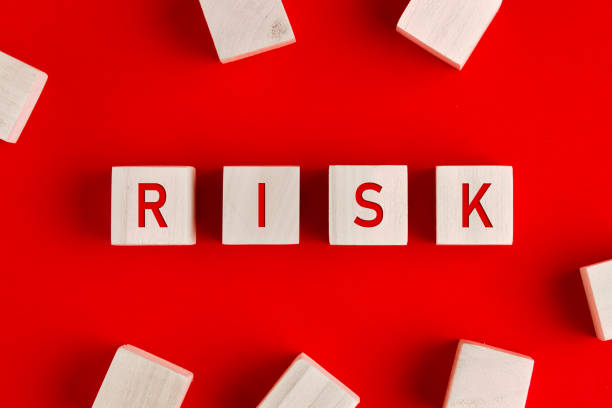 la palabra riesgo escrita sobre bloques de madera sobre fondo rojo. concepto de gestión o evaluación de riesgos. - analyzing danger risk insurance fotografías e imágenes de stock