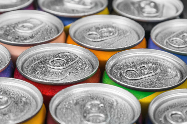 latas de alumínio metálico para cola, cerveja, bebidas energéticas - bebida-gelada - fotografias e filmes do acervo