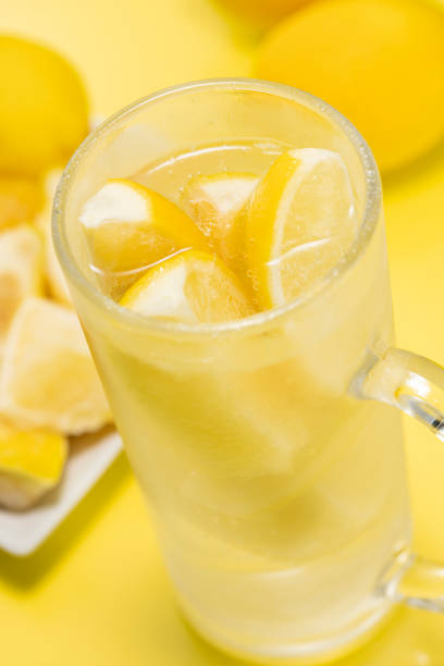 Lemon sour with plenty of frozen lemons Lemon sour with plenty of frozen lemons soda water glass lemon stock pictures, royalty-free photos & images