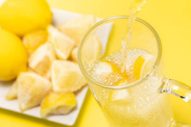 Lemon sour with plenty of frozen lemons Lemon sour with plenty of frozen lemons soda water glass lemon stock pictures, royalty-free photos & images