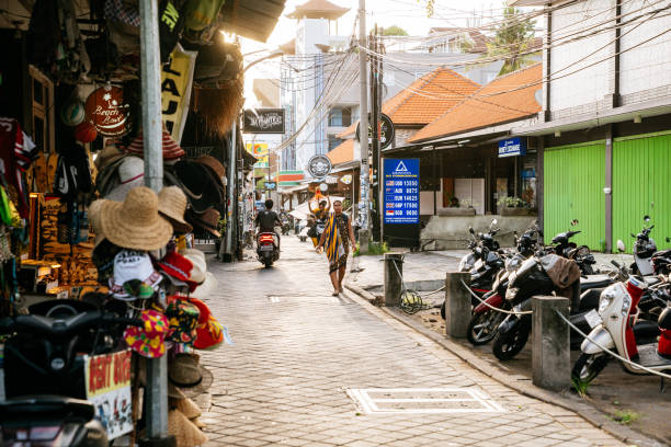 bali, kuta gator i solnedgången - kuta bildbanksfoton och bilder