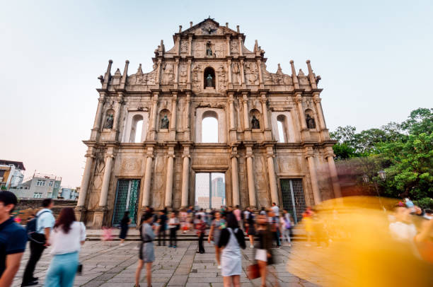 verschwommene menschen vor der ruinenst.paul church in macau, china - unesco world heritage site macao church stone stock-fotos und bilder