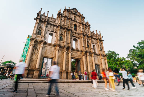 verschwommene menschen vor der ruinenst.paul church in macau, china - unesco world heritage site macao church stone stock-fotos und bilder