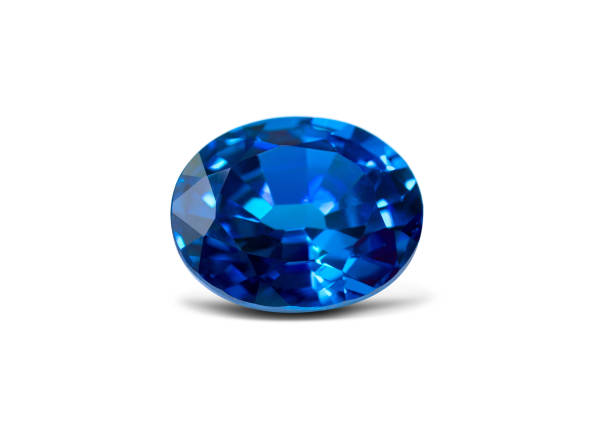 pietra preziosa in zaffiro blu naturale isolata su sfondo bianco - sapphire gem topaz blue foto e immagini stock
