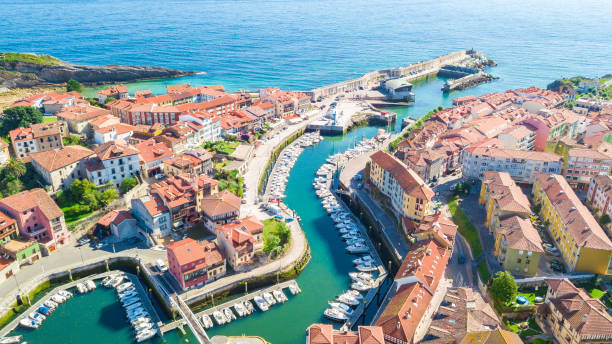 famosa ciudad de llanes rodeado por el increíble mar cantábrico, españa - cudillero fotos fotografías e imágenes de stock