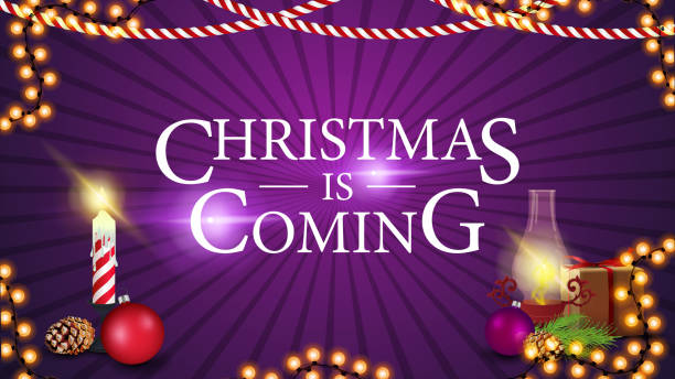 クリスマスが来ている、贈り物、アンティークランプ、クリスマスツリーブランチ、コーン、クリスマスボールとウェブサイトのための紫色のバナー - christmas christmas tree flower frame点のイラスト素材／クリップアート素材／マンガ素材／アイコン素材