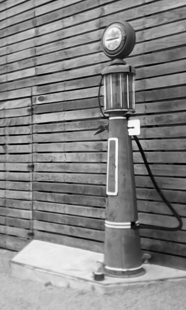 alte tankstellenpumpe in schwarzweiß - old gas pump stock-fotos und bilder