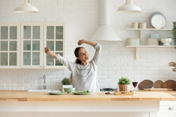 glückliche millennial frau haben spaß kochen frühstück in der küche - showkochen stock-fotos und bilder