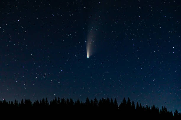 Comet Neowise Comet Neowise seen from Trillium Lake, Oregon comet photos stock pictures, royalty-free photos & images