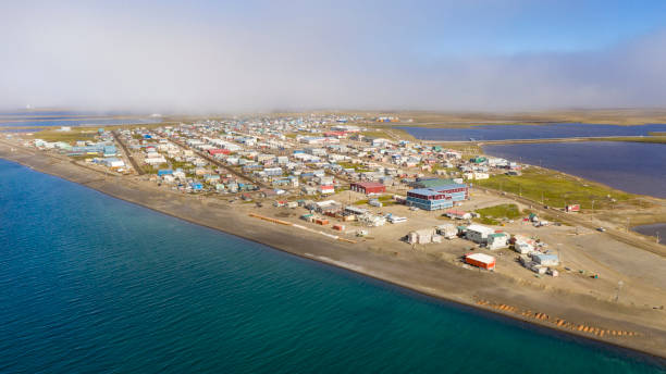 la nebbia si sta sollevando in barrow alaska ora chiamato utqiagvik ak - north slope foto e immagini stock