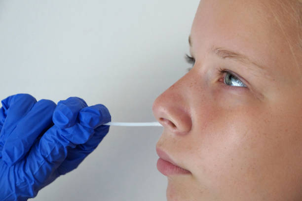 o médico faz um teste para coronavírus da boca da menina - pathogen streptococcus life science - fotografias e filmes do acervo