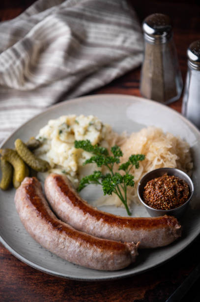 prato de salsicha alemã com mostarda, salada de batata e chucrute - german culture salad prepared potato bratwurst - fotografias e filmes do acervo