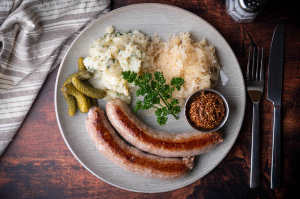 prato de salsicha alemã com mostarda, salada de batata e chucrute - german culture salad prepared potato bratwurst - fotografias e filmes do acervo