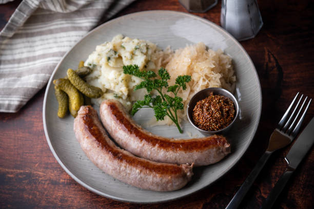 prato de salsicha alemã com mostarda, salada de batata e chucrute - german culture salad prepared potato bratwurst - fotografias e filmes do acervo