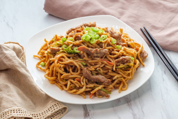 istock Chinese Beef Lo Mein 1264339175