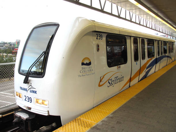 pociąg na "skytrain" bez kierowcy systemu transportu publicznego w vancouver - driverless train zdjęcia i obrazy z banku zdjęć