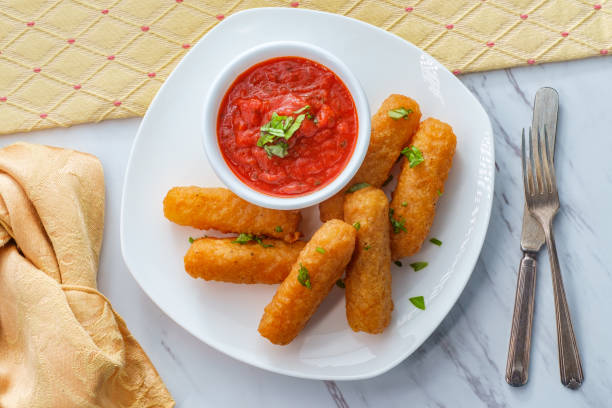 mozzarella cheese sticks - mozzarella stick appetizer fried imagens e fotografias de stock