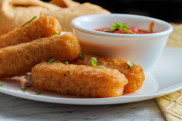 mozzarella cheese sticks - mozzarella stick appetizer fried imagens e fotografias de stock