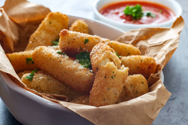 mozzarella cheese sticks - mozzarella stick appetizer fried imagens e fotografias de stock