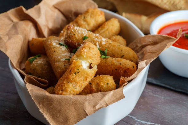 mozzarella cheese sticks - mozzarella stick appetizer fried imagens e fotografias de stock