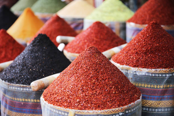 especias y tés se venden en el mercado egipcio en estambul - turco de oriente medio fotografías e imágenes de stock