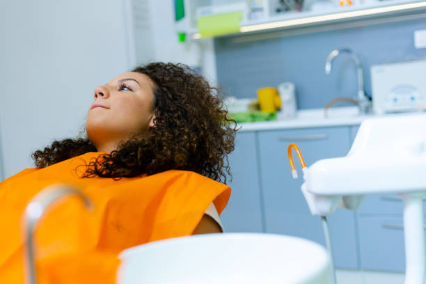 adolescente dans le bureau dentaire - dentist teenager dental hygiene sitting photos et images de collection