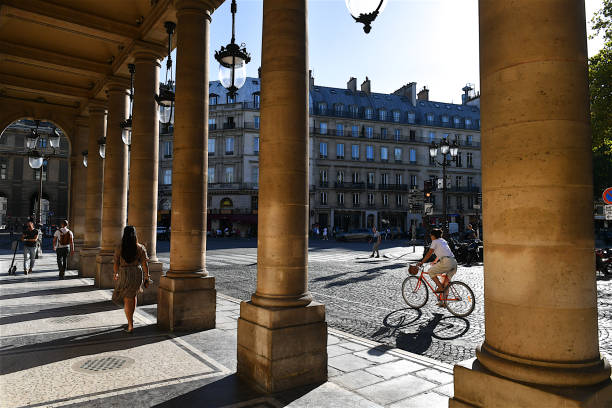 колоннада комедии-франсез, париж, франция. - palais royal стоковые фото и изображения