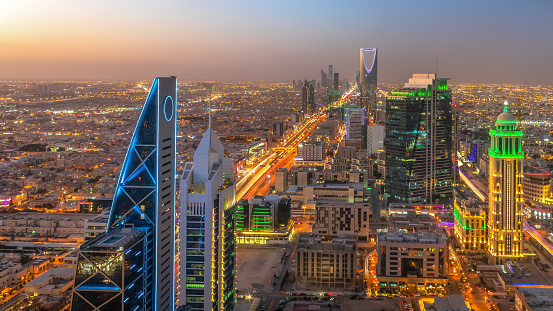 Paisaje del Reino de Arabia Saudita por la noche - Riyadh Tower Kingdom Center - Kingdom Tower - Riyadh skyline - Riyadh por la noche photo