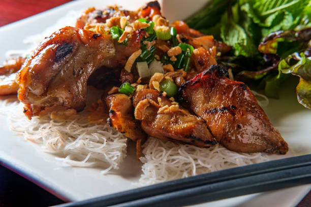 impacchi di lattuga di pollo al miele vietnamita - nuoc foto e immagini stock