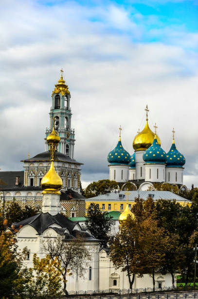 セルギエフパサド,ロシア - cupola gold russian orthodox autumn ストックフォトと画像
