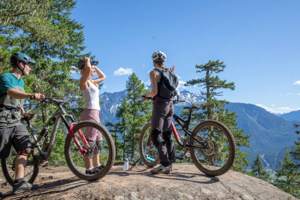 mountainbikers ontspannen op bergkam - spaghettibandjes stockfoto's en -beelden
