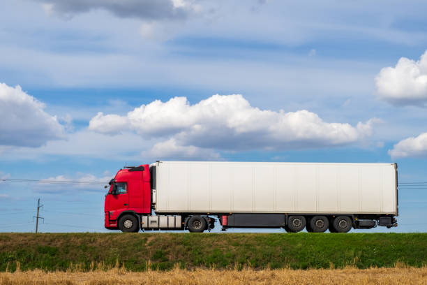 lkw-anhänger mit container. vorlage des frachtlieferfahrzeugs, seitenansicht. großer gewerblicher güterwagen, güterwagen. branding mockup. - car side view truck truck driver stock-fotos und bilder