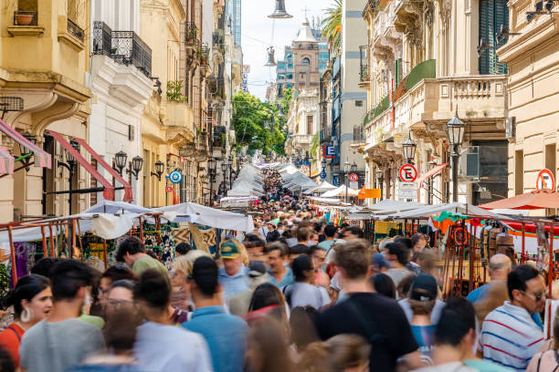 drukte op de traditionele san telmo-markt in buenos aires, argentinië - buenos aires stockfoto's en -beelden