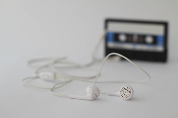 audiocassetta blu-bianca e cassetta pleer con cuffie su sfondo bianco. concetto di partito anni '90 - turkish culture audio foto e immagini stock