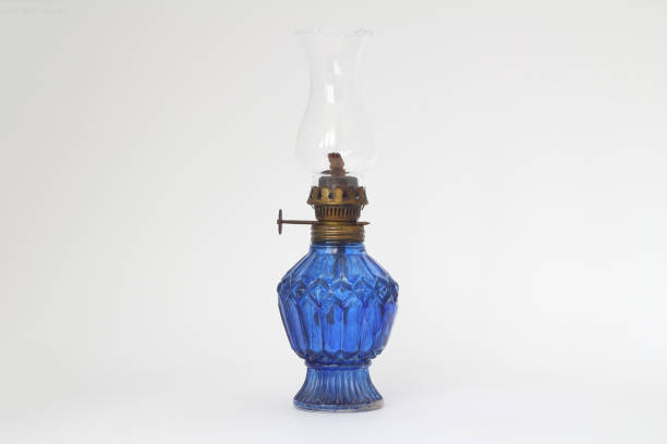 lámpara de aceite azul vintage aislada sobre fondo blanco - kerosene oil fotografías e imágenes de stock
