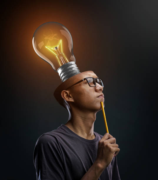 創造的な脳思考。人間の頭の中で輝く電球。写真操作コンセプト - light bulb business wisdom abstract ストックフォトと画像